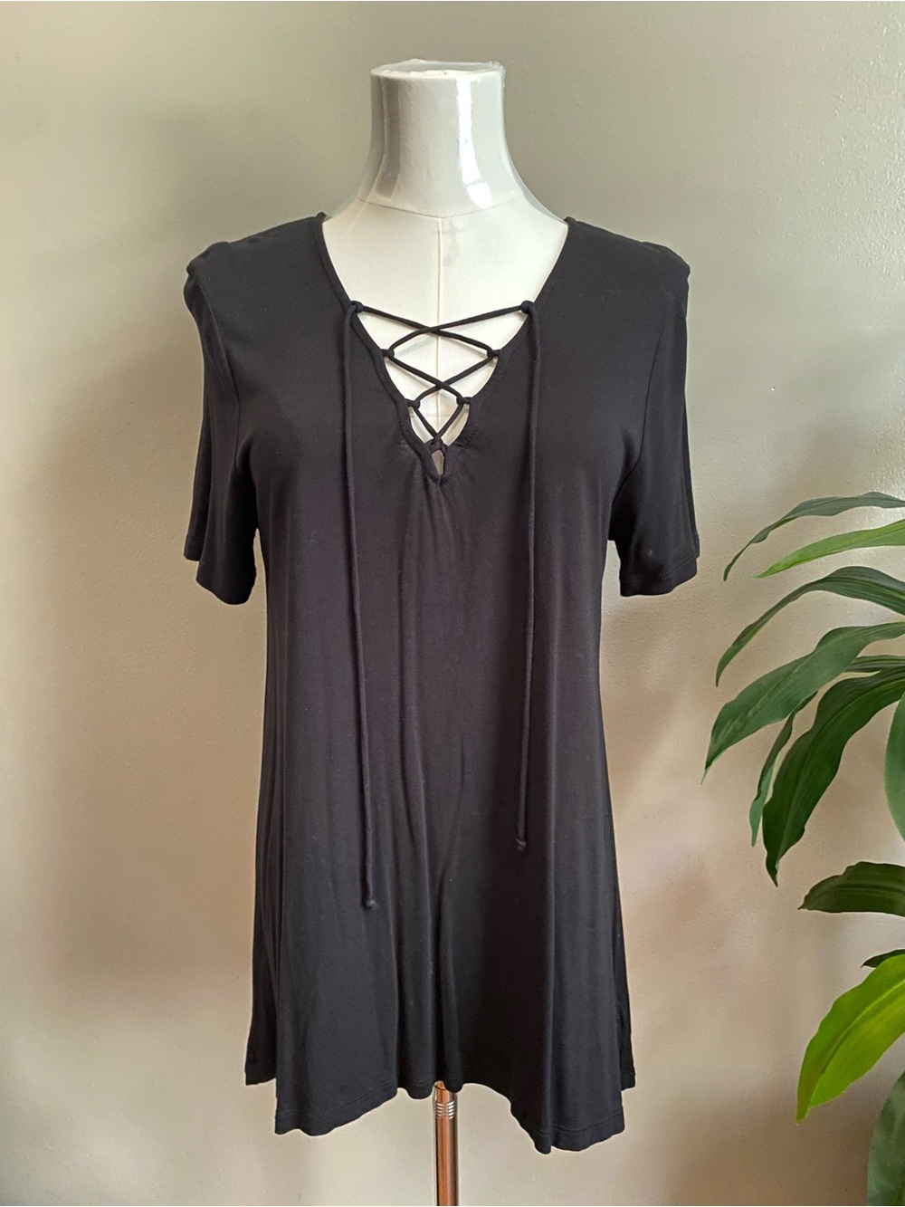 Old Navy Black Short Sleeve Lace-Up V-Neck Tunic Top